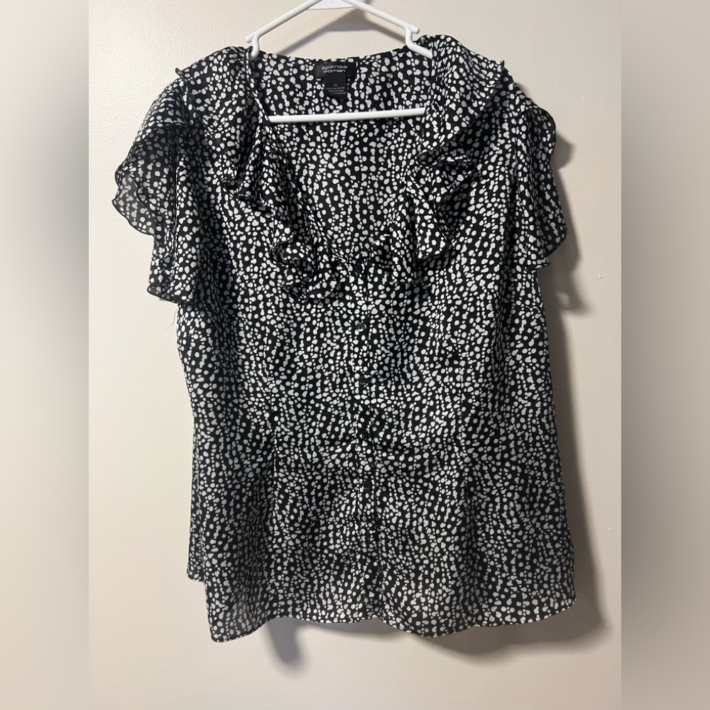 Plus size Woman Black and White Sleeveless Ruffled Blouse size 1X Plus size top